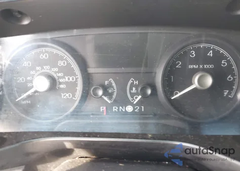 2011 Lincoln Town Car Signature Limited z USA, uszkodzony, nr VIN 2LNBL8CV0BX750651